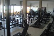 Gimnasio bien equipado