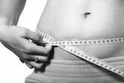 black_and_white_image_of_woman_measuring_belly_1550615245.jpg