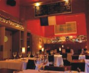 restaurante bar estilo bistro francés con recetas propias en ambiente clásico con mezzanine